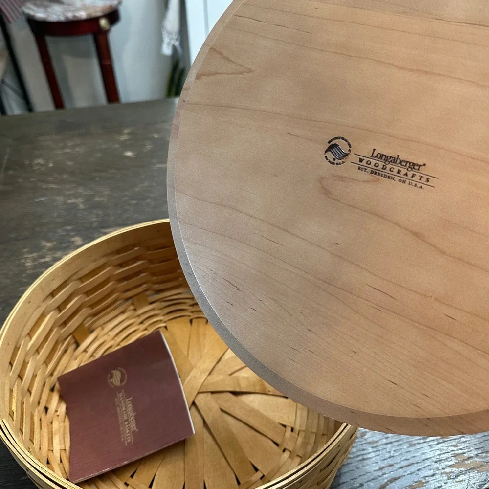 Longaberger Large 11 inch Round Basket With Solid Lid 2008